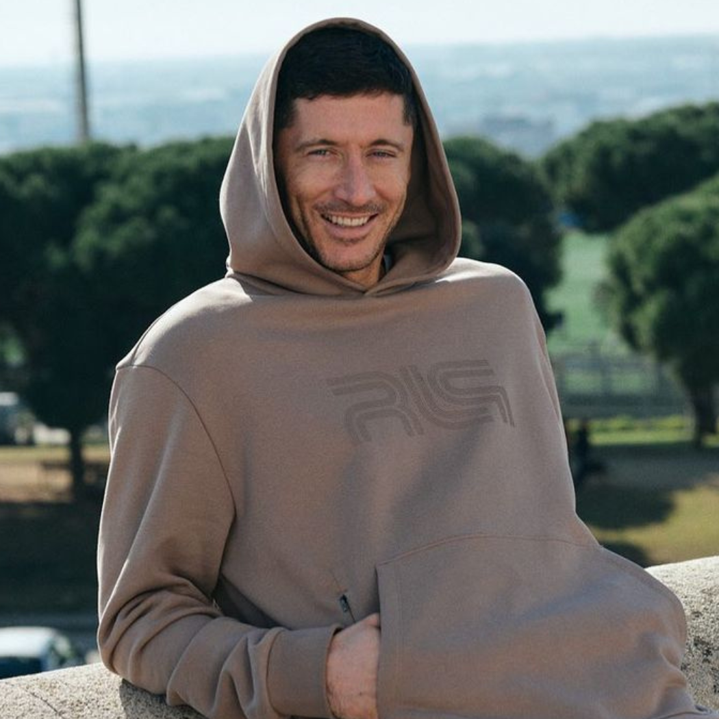 Wiosną będziesz nosić te męskie bluzy non stop. Sikora i Lewandowski już mają je w szafie